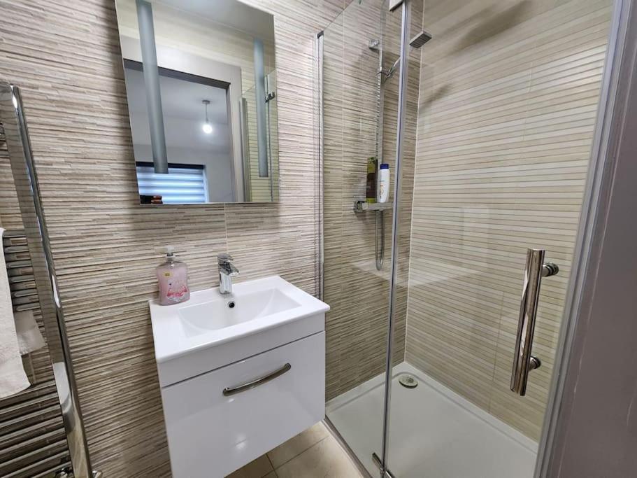 Horizon House, Modern 2-Bedroom Flat 2, Parking, Netflix, Oxford Bagian luar foto